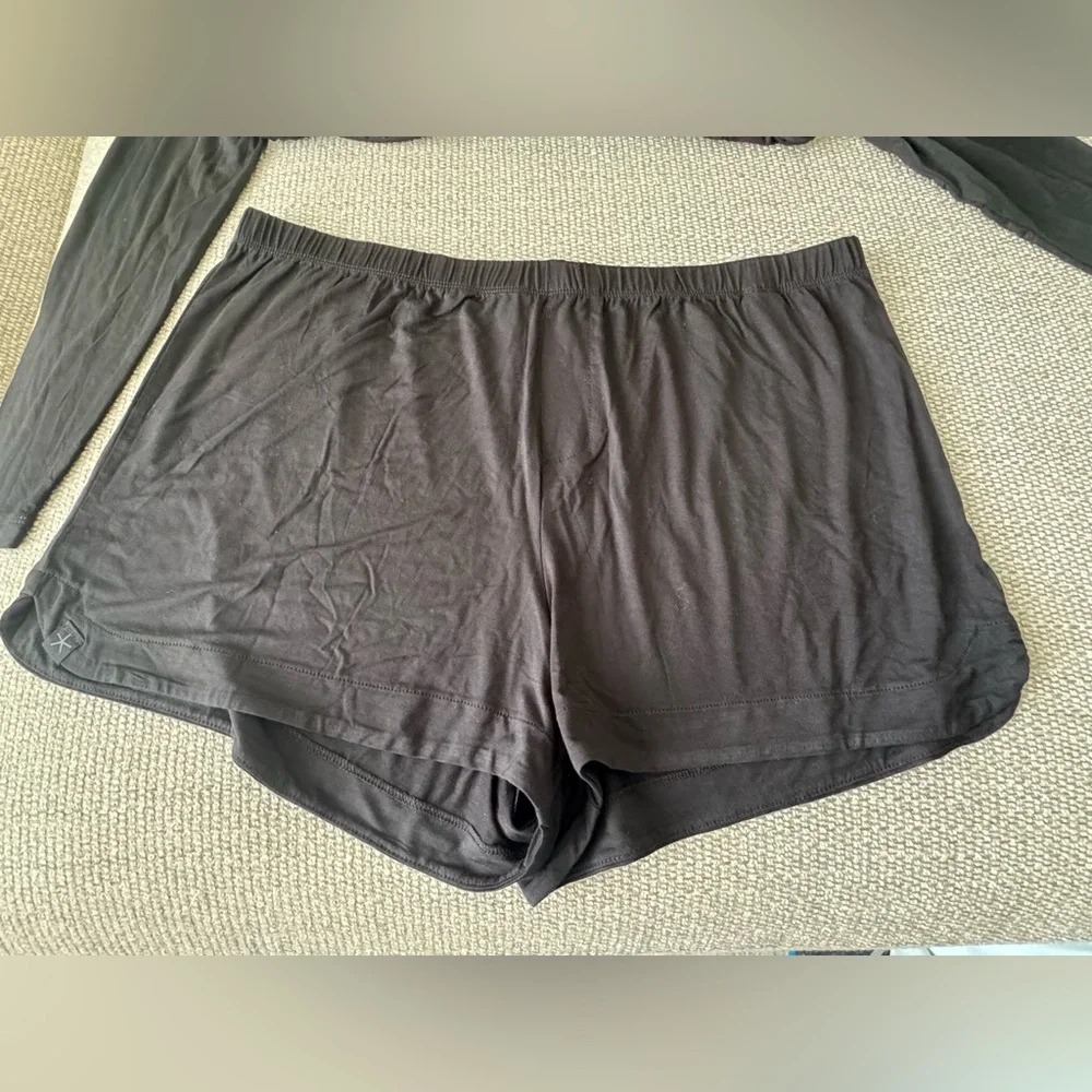 Women’s Barefoot dreams Malibu PJ set  Medium - Picture 3 of 12